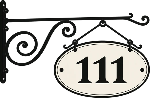 Emailliertes Hausnummernschild 111 an schmiedeeisernem Ausleger