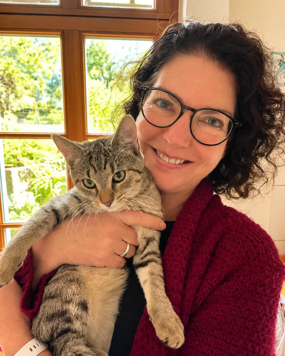 Gastgeberin Stefanie mit ihrer Katze am Fenster