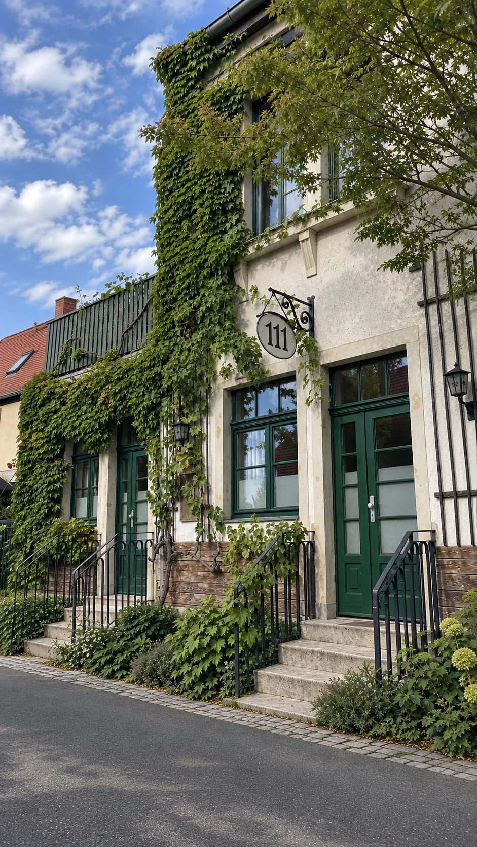 Das Haus Dresdner Straße 111 in Dresden-Hosterwitz mit wildem Wein, grünen Türen und dem Emailleschild 111